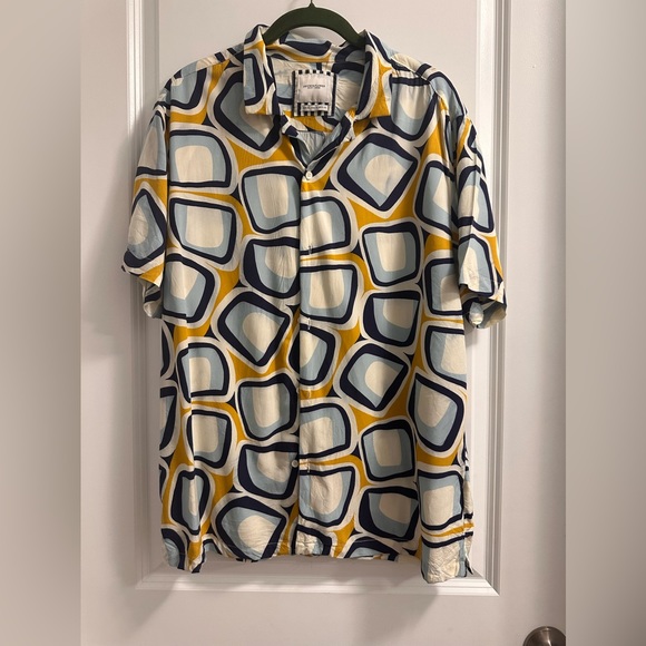 🕺2/$25🕺 EUC‼️ Denim and Flower Short-Sleeve Shirt - Picture 4 of 5